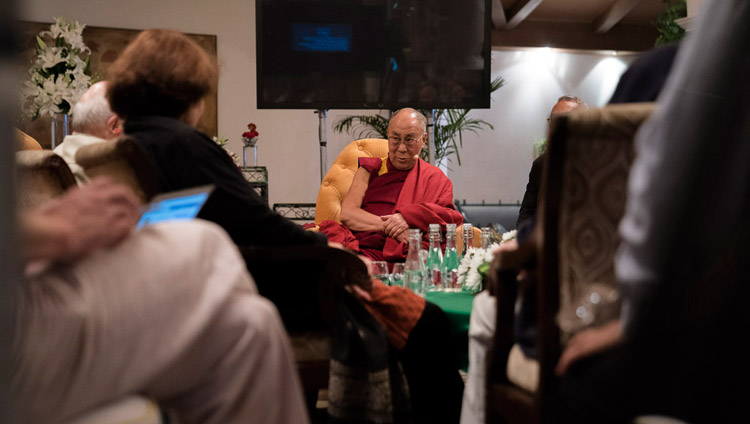 Его Святейшество Далай-лама слушает заключительный доклад в ходе второго дня диалога с российскими учеными «Природа сознания». Фото: Тензин Чойджор (офис ЕСДЛ)