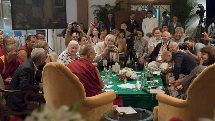 Его Святейшество Далай-лама выступает с заключительным словом в конце второго дня диалога с российскими учеными «Природа сознания». Фото: Тензин Чойджор (офис ЕСДЛ)