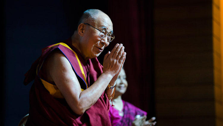Его Святейшество Далай-лама приветствует слушателей перед началом лекции, посвященной Раджендре Матуру. Фото: Тензин Чойджор (офис ЕСДЛ)