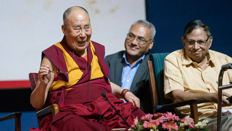 Его Святейшество Далай-лама отвечает на вопросы слушателей по завершении лекции, посвященной Раджендре Матуру. Фото: Тензин Чойджор (офис ЕСДЛ)