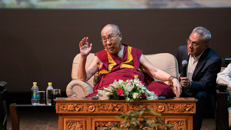 Его Святейшество Далай-лама выступает с лекцией «Искусство быть счастливым», организованной Ассоциацией британских ученых-философов. Фото: Тензин Чойджор (офис ЕСДЛ)