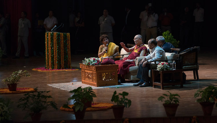 Его Святейшество Далай-лама отвечает на вопросы слушателей в ходе лекции, организованной Ассоциацией британских ученых-философов. Фото: Тензин Чойджор (офис ЕСДЛ)