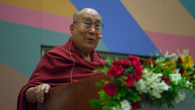 Его Святейшество Далай-лама обращается к собравшимся во время церемонии запуска программы изучения светской этики в высших учебных заведениях. Фото: Тензин Чойджор (офис ЕСДЛ)