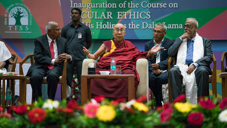 Его Святейшество Далай-лама отвечает на вопросы слушателей в ходе церемонии запуска программы изучения светской этики в высших учебных заведениях. Фото: Тензин Чойджор (офис ЕСДЛ)
