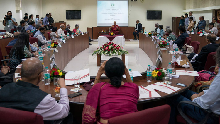 Его Святейшество Далай-лама встречается с руководителями производств и вице-канцлерами институтов. Фото: Тензин Чойджор (офис ЕСДЛ)