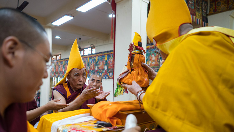 Его Святейшество Далай-лама возводит на трон нового Ганден Трипу перед началом учений, организованных в Цуглакханге по просьбе буддистов из стран Юго-Восточной Азии. Фото: Тензин Чойджор (офис ЕСДЛ)