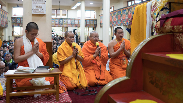 Тайские монахи поют Мангалу-сутту на языке пали перед началом учений Его Святейшества Далай-ламы в Цуглакханге. Фото: Тензин Чойджор (офис ЕСДЛ)