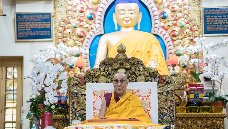 Его Святейшество Далай-лама во время первого дня четырехдневных учений, организованных по просьбе буддистов из стран Юго-Восточной Азии. Фото: Тензин Пунцок (офис ЕСДЛ)