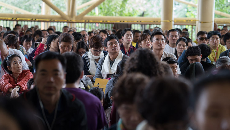 Некоторые из 8000 слушателей во время первого дня четырехдневных учений Его Святейшества Далай-ламы, организованных в Цуглакханге по просьбе буддистов из стран Юго-Восточной Азии. Фото: Тензин Чойджор (офис ЕСДЛ)