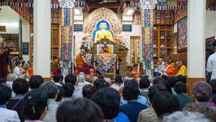 Его Святейшество Далай-лама дарует учения по просьбе буддистов из стран Юго-Восточной Азии. Фото: Тензин Пунцок (офис ЕСДЛ)