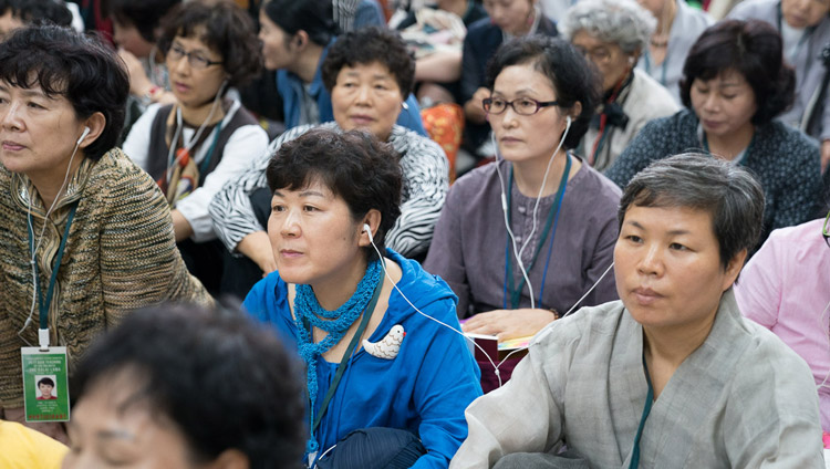 Верующие слушают синхронный перевод учений Святейшества Далай-ламы, организованных в Цуглакханге по просьбе буддистов из стран Юго-Восточной Азии. Фото: дост. Лобсанг Кунга (офис ЕСДЛ)