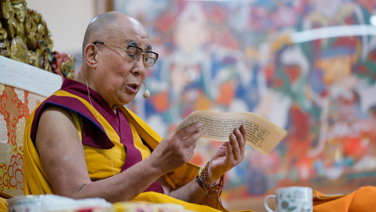Его Святейшество Далай-лама читает строфы из текста во время учений, организованных в Цуглакханге по просьбе буддистов из стран Юго-Восточной Азии. Фото: дост. Лобсанг Кунга (офис ЕСДЛ)