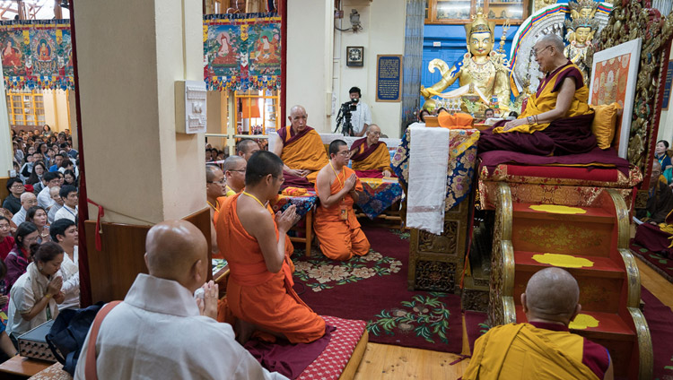 Тайские монахи читают Мангала-сутту на языке пали в начале третьего дня учений Его Святейшества Далай-ламы, организованных по просьбе буддистов из Юго-Восточной Азии. Фото: Тензин Чойджор (офис ЕСДЛ)