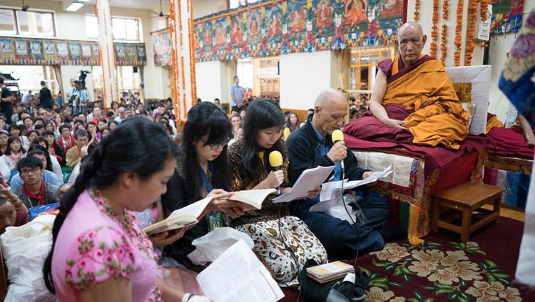 Группа мирян читает «Сутру сердца» на индонезийском языке в начале заключительного дня учений Его Святейшества Далай-ламы, организованных по просьбе буддистов из Юго-Восточной Азии. Фото: Тензин Чойджор (офис ЕСДЛ)