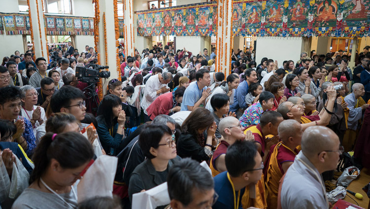 Верующие слушают Его Святейшество Далай-ламу во время заключительного дня четырехдневных учений, организованных по просьбе буддистов из Юго-Восточной Азии. Фото: Тензин Чойджор (офис ЕСДЛ)
