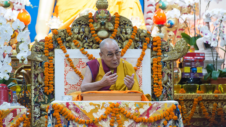 Его Святейшество Далай-лама во время заключительного дня четырехдневных учений, организованных по просьбе буддистов из Юго-Восточной Азии. Фото: Тензин Чойджор (офис ЕСДЛ)
