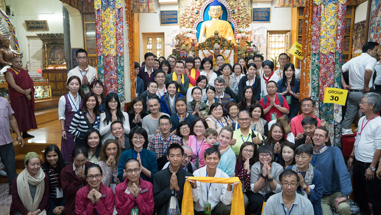 Одна из многочисленных групп буддистов из Юго-Восточной Азии, сфотографировавшихся с Его Святейшеством Далай-ламой по завершении учений в Цуглакханге. Фото: Тензин Чойджор (офис ЕСДЛ)