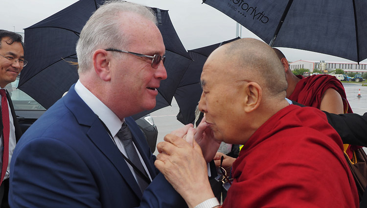 Ричард Мур приветствует Его Святейшество Далай-ламу по прибытии в Дерри. Фото: Джереми Рассел (офис ЕСДЛ)