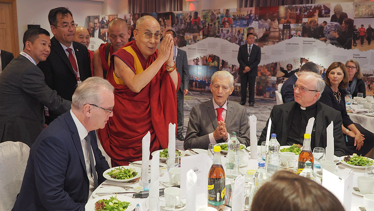 Его Святейшество Далай-лама приветствует членов и меценатов благотворительного фонда «Дети под перекрестным огнем» во время торжественного приема в Дерри. Фото: Джереми Рассел (офис ЕСДЛ)
