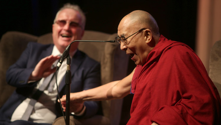 Его Святейшество Далай-лама и Ричард Мур смеются над шуткой во время публичной лекции в конференц-центре Millenial Forum. Фото: Лоркан Доэрти
