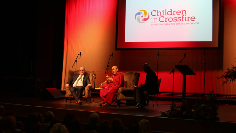 Его Святейшество Далай-лама читает публичную лекцию «Сострадание в действии», организованную в конференц-центре Millenial Forum. Фото: Лоркан Доэрти