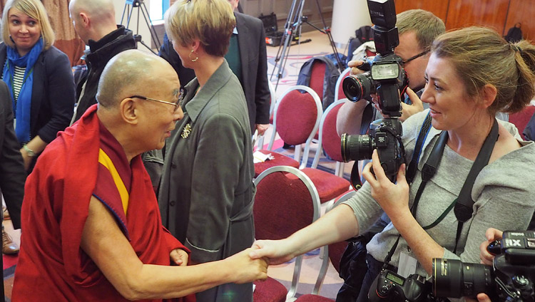 Его Святейшество Далай-лама пожимает руки журналистам по завершении пресс-конференции. Фото: Джереми Рассел (офис ЕСДЛ)