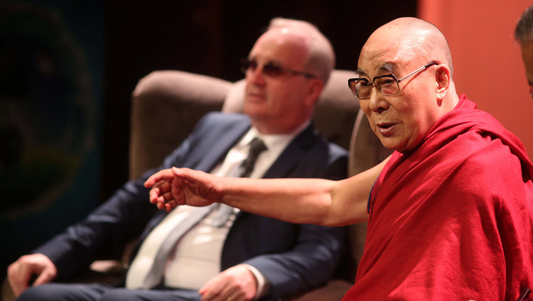 Его Святейшество Далай-лама выступает с обращением во время конференции «Образование сердца», организованной благотворительным фондом «Дети под перекрестным огнем». Фото: Лоркан Доэрти