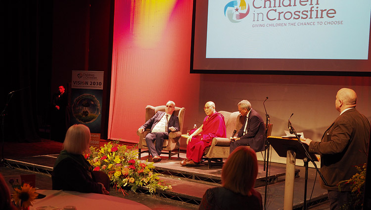 Вид на сцену конференц-центра Millenium Forum во время конференции «Образование сердца» с участием Его Святейшества Далай-ламы. Фото: Джереми Рассел (офис ЕСДЛ)