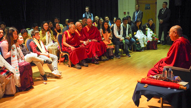 Его Святейшество Далай-лама дарует наставления представителям и друзьям тибетского сообщества. Фото: Джереми Рассел (офис ЕСДЛ)