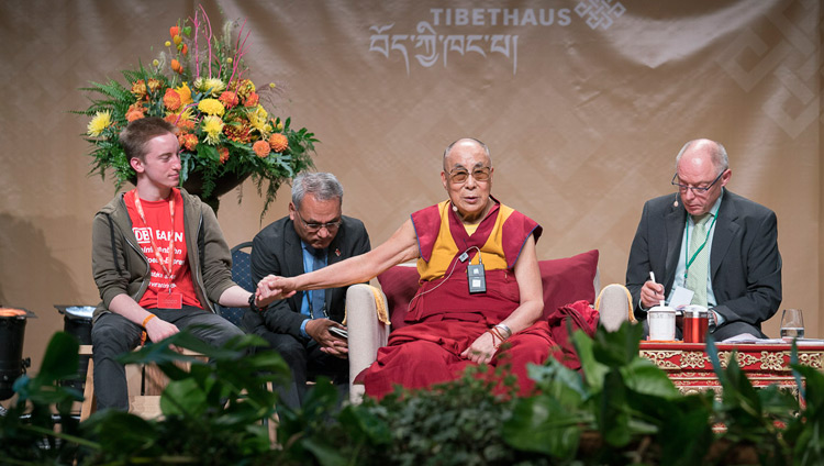Его Святейшество Далай-лама отвечает на вопросы во время встречи со студентами в конференц-центре «Ярхундертхалле». Фото: Тензин Чойджор (офис ЕСДЛ)