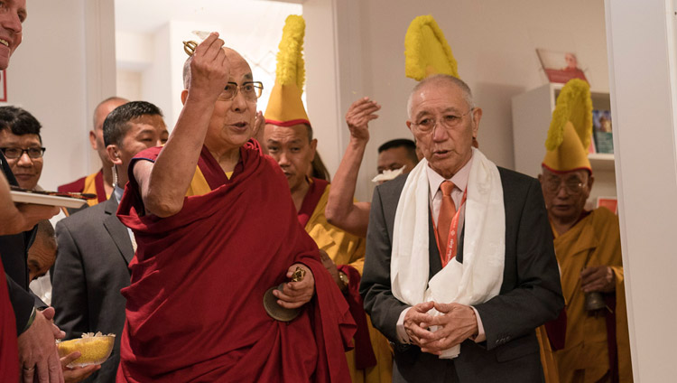 Его Святейшество Далай-лама и Дагьяб Ринпоче освящают здание нового Тибетского дома во время церемонии его открытия. Фото: Тензин Чойджор (офис ЕСДЛ)