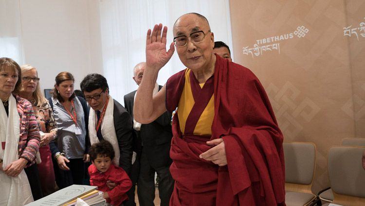 Его Святейшество Далай-лама благодарит журналистов по завершении пресс-конференции в Тибетском доме. Фото: Тензин Чойджор (офис ЕСДЛ)