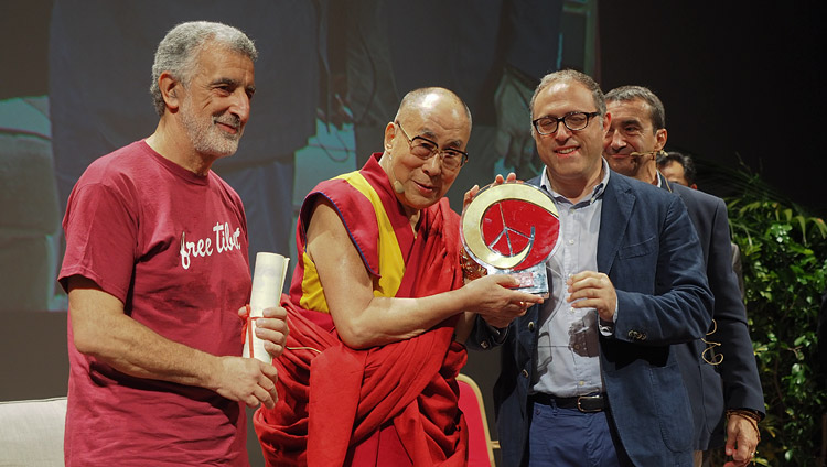 Его Святейшеству Далай-ламе вручают награду Мессины «Борцу за мир, справедливость и ненасилие» перед началом публичной лекции в театре Витторио Эмануэле. Фото: Джереми Рассел (офис ЕСДЛ)