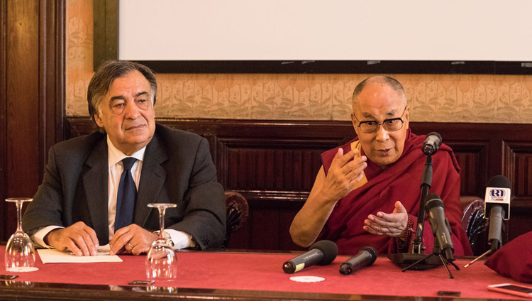 Мэр Палермо Леолука Орландо и Его Святейшество Далай-лама на пресс-конференции в Палермо. Сицилия, Италия. 18 сентября 2017 г. Фото: Paolo Regis.