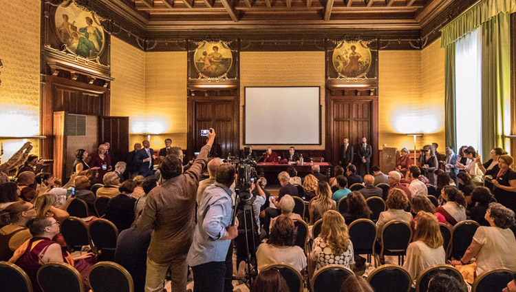 Пресс-конференция Его Святейшества Далай-ламы в Палермо. Сицилия, Италия. 18 сентября 2017 г. Фото: Paolo Regis.