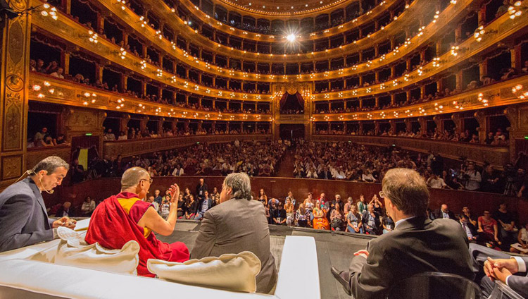 Его Святейшество Далай-лама выступает с лекцией в театре Массимо в Палермо. Сицилия, Италия. 18 сентября 2017 г. Фото: Paolo Regis.