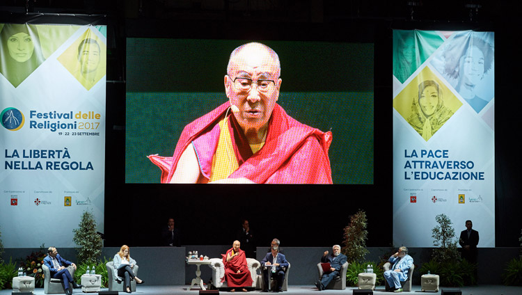 Его Святейшество Далай-лама выступает на межрелигиозном диалоге. Флоренция, Италия. 19 сентября 2017 г. Фото: Olivier Adam.