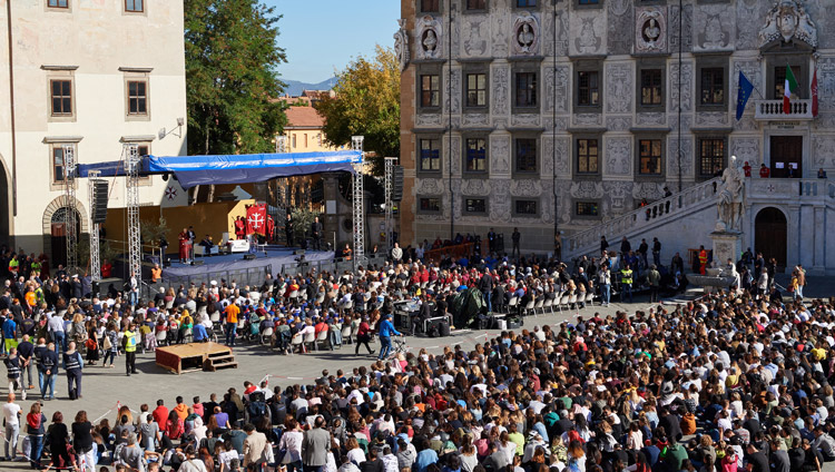 Вид на площадь Рыцарей в Пизе, где более 3700 человек собрались, чтобы послушать Его Святейшество Далай-ламу. Фото: Olivier Adam.