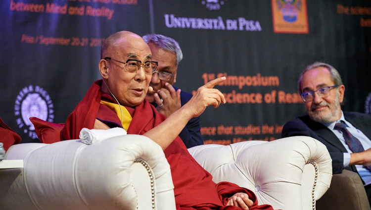 Его Святейшество Далай-лама выступает на открытии первого симпозиума «Наука об уме – наука о реальности». Пиза, Италия. 20 сентября 2017 г. Фото: Olivier Adam.
