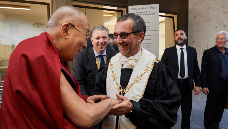 Ректор Пизанского университета приветствует Его Святейшество Далай-ламу. Пиза, Италия. 21 сентября 2017 г. Фото: Olivier Adam.