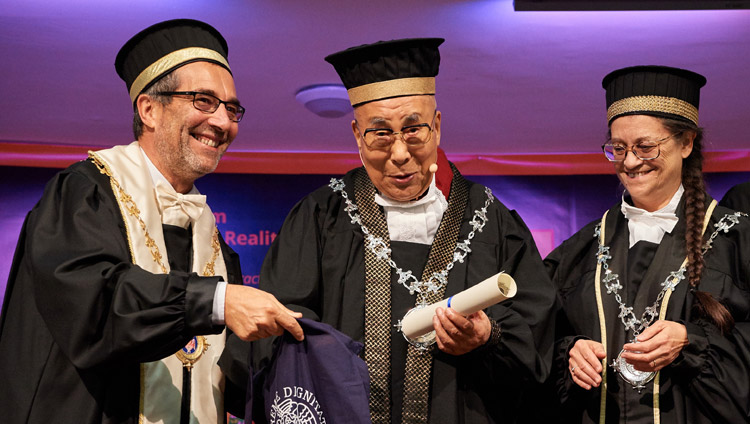 Его Святейшеству Далай-ламе вручают степень почетного магистра в области клинической психологии в Пизанском университете. Пиза, Италия. 21 сентября 2017 г. Фото: Olivier Adam.