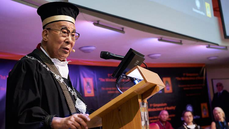 Его Святейшество Далай-лама выступает с речью на церемонии вручения ему степени почетного магистра Пизанского университета. Пиза, Италия. 21 сентября 2017 г. Фото: Olivier Adam.