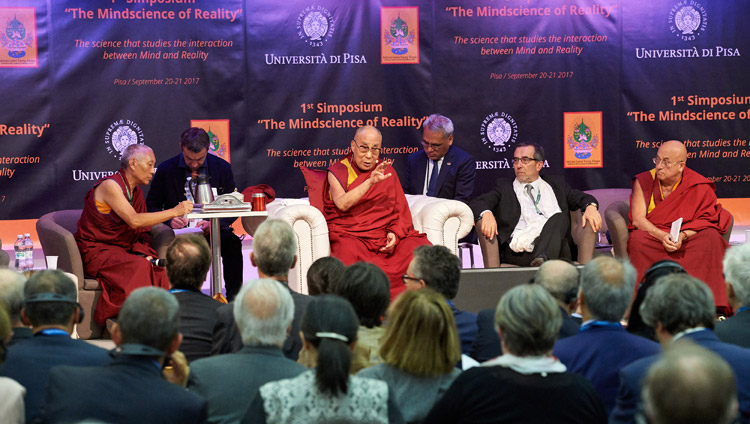 Его Святейшество Далай-лама комментирует один из докладов на симпозиуме «Наука об уме». Пиза, Италия. 21 сентября 2017 г. Фото: Olivier Adam.