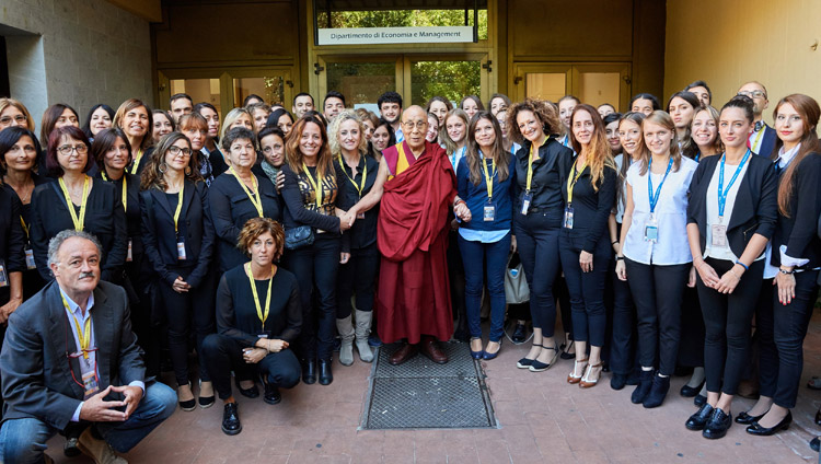 Его Святейшество Далай-лама фотографируется на память с волонтерами, работавшими на различных мероприятиях во время его визита в Пизу. Пиза, Италия. 21 сентября 2017 г. Фото: Olivier Adam.