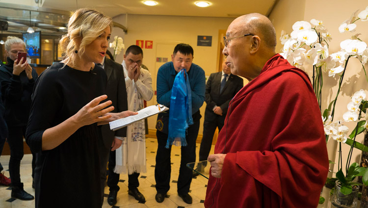Его Святейшество Далай-лама дает интервью латвийскому телевидению. Рига, Латвия. 22 сентября 2017 г. Фото: Тензин Чойджор (офис ЕСДЛ).