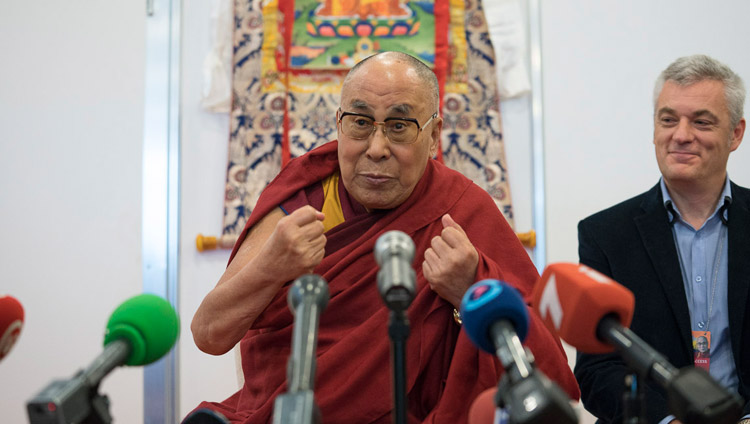Его Святейшество Далай-лама обращается к журналистам в начале пресс-конференции в зале Сконто. Рига, Латвия. 23 сентября 2017 г. Фото: Тензин Чойджор (офис ЕСДЛ).