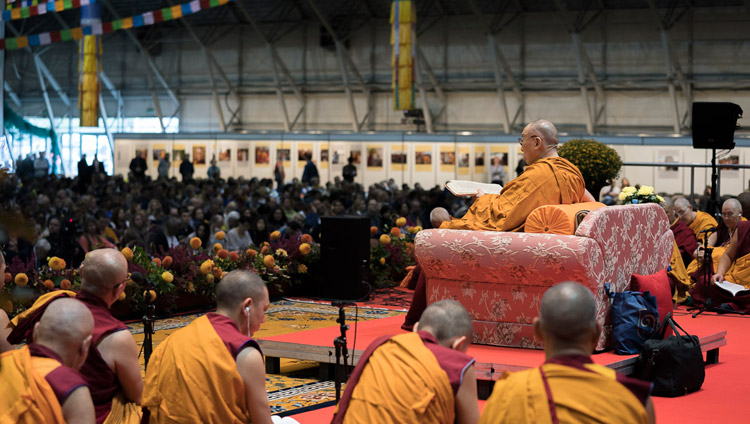 Монахи и монахини слушают учения Его Святейшества Далай-ламы по «Ступеням созерцания» и «Краткому ламриму». Рига, Латвия. 23 сентября 2017 г. Фото: Тензин Чойджор (офис ЕСДЛ).