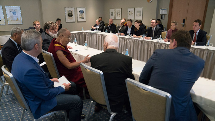 Его Святейшество Далай-лама на встрече с парламентариями из стран Балтии. Рига, Латвия. 24 сентября 2017 г. Фото: Тензин Чойджор (офис ЕСДЛ).