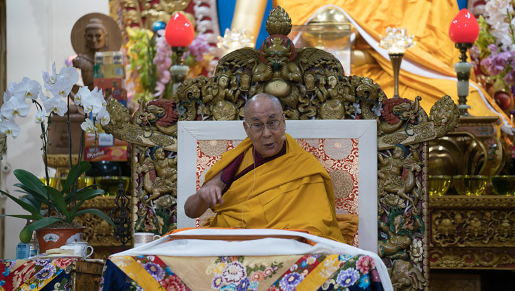 Его Святейшество Далай-лама во время первого дня учений по трактату Чандракирти «Вступление на срединный путь», организованных в Цуглакханге. Фото: Тензин Чойджор (офис ЕСДЛ)