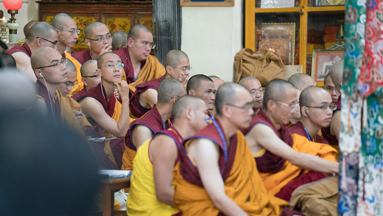 Монахи из Тайваня слушают синхронный перевод учений Его Святейшества Далай-ламы на китайский язык. Фото: Тензин Чойджор (офис ЕСДЛ)